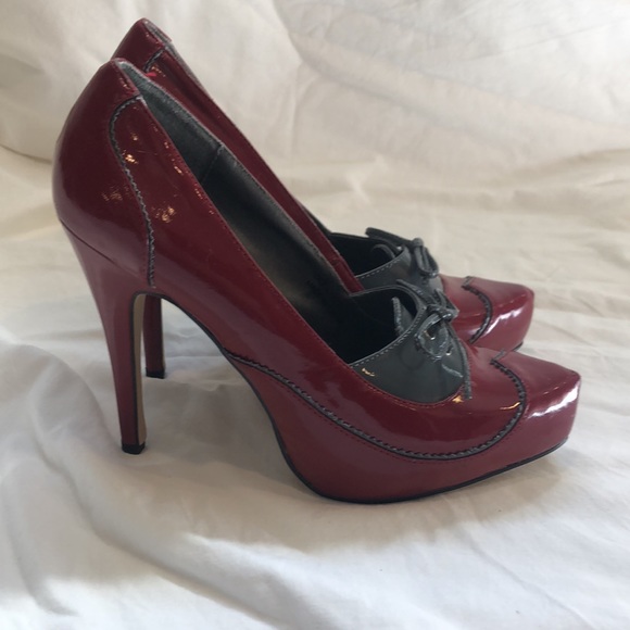 Pair of size 8.5 JLo burgundy and grey heels - Picture 2 of 9